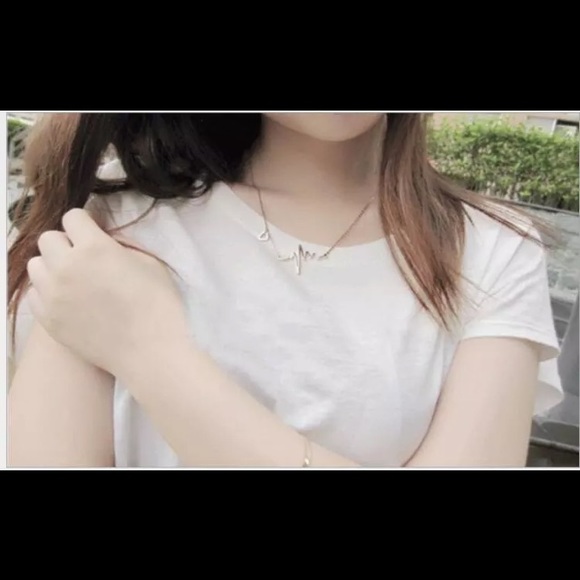 NEW!💙💎SWEET💍HEARTBEAT NECKLACE💎💙SILVERY HEART - Picture 7 of 8